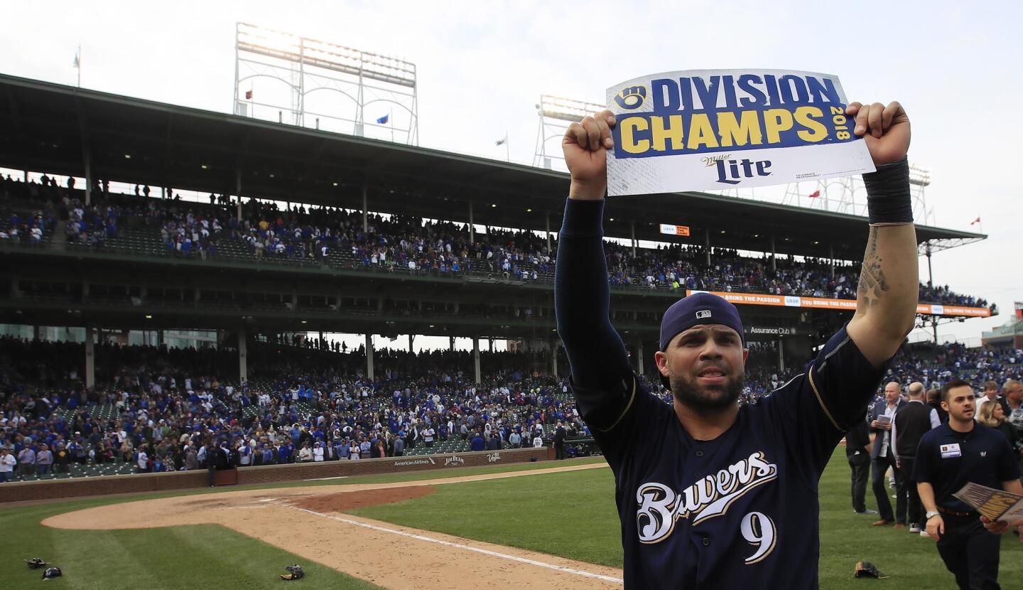 Manny Pina de los Cerveceros celebra tras derrotar a los Cachorros hoy, lunes 1 de octubre de 2018, durante un juego para determinar al ganador de la Divisi?n Central de la Liga Nacional de las Grandes Ligas de B?isbol, entre los Cerveceros de Milwaukee y los Cachorros de Chicago, en el Wrigley Field de Chicago, Illinois (EE.UU.). El ganador se convierte en el ganador de la Divisi?n Central y el perdedor se convierte en uno de los dos equipos comodines de la Liga Nacional.