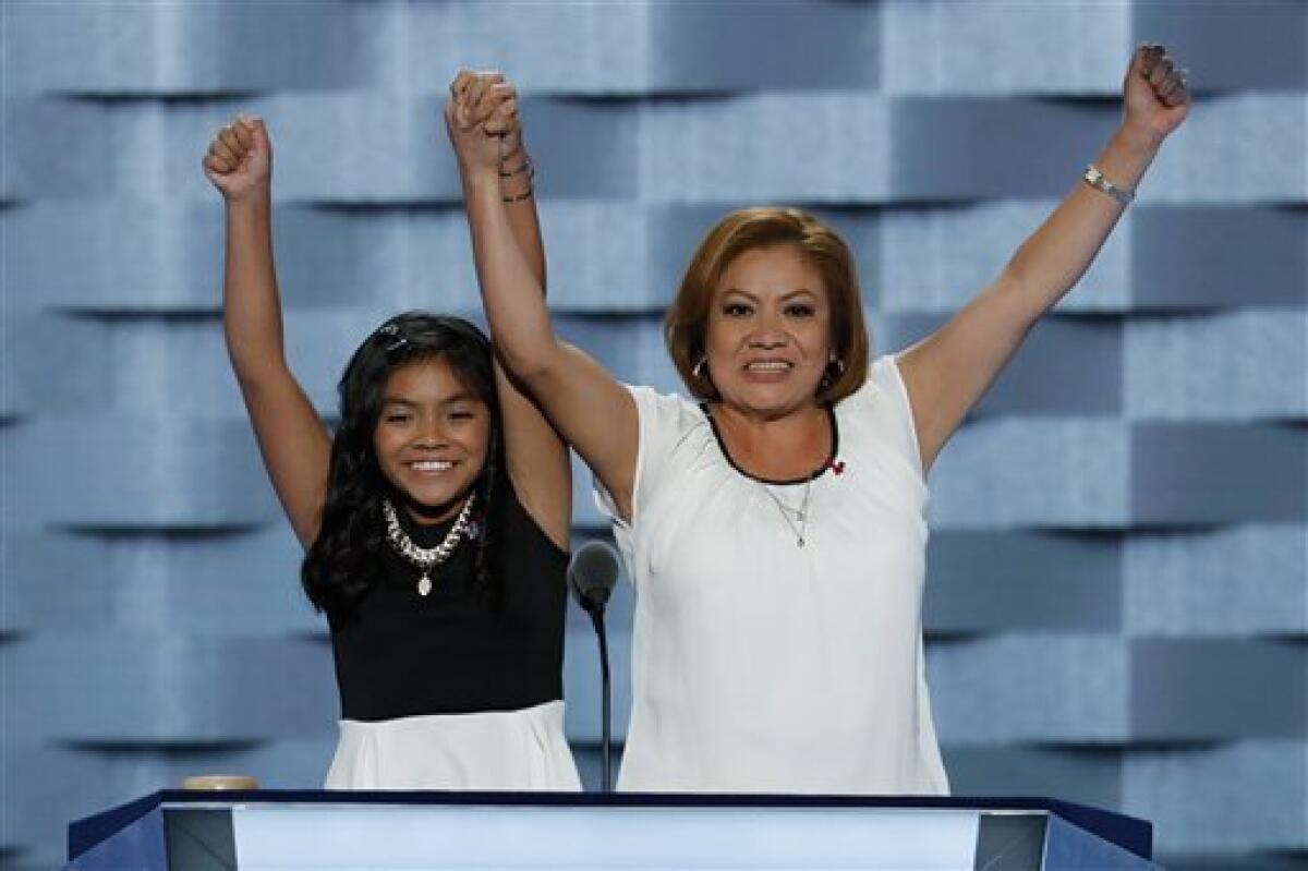 Karla Ortiz, de 11 años, y su madre Francisca Ortiz hablan durante el primer día de la Convención Nacional Demócrata el lunes 25 de julio de 2016 en Filadelfia. (AP Foto/J. Scott Applewhite)