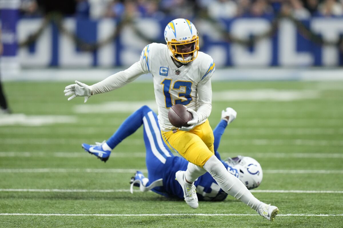 Keenan Allen (13 ans) des Chargers court après avoir réussi l'un de ses 11 attrapés contre les Colts.