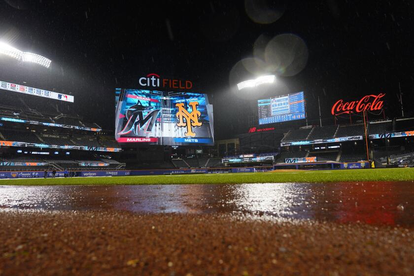 La foto muestra los charcos dejados por la lluvia que obligó a suspender el encuentro del viernes 29 de septiembre de 2023, entre los Marlins de Miami y los Mets de Nueva York (AP Foto/Frank Franklin II)