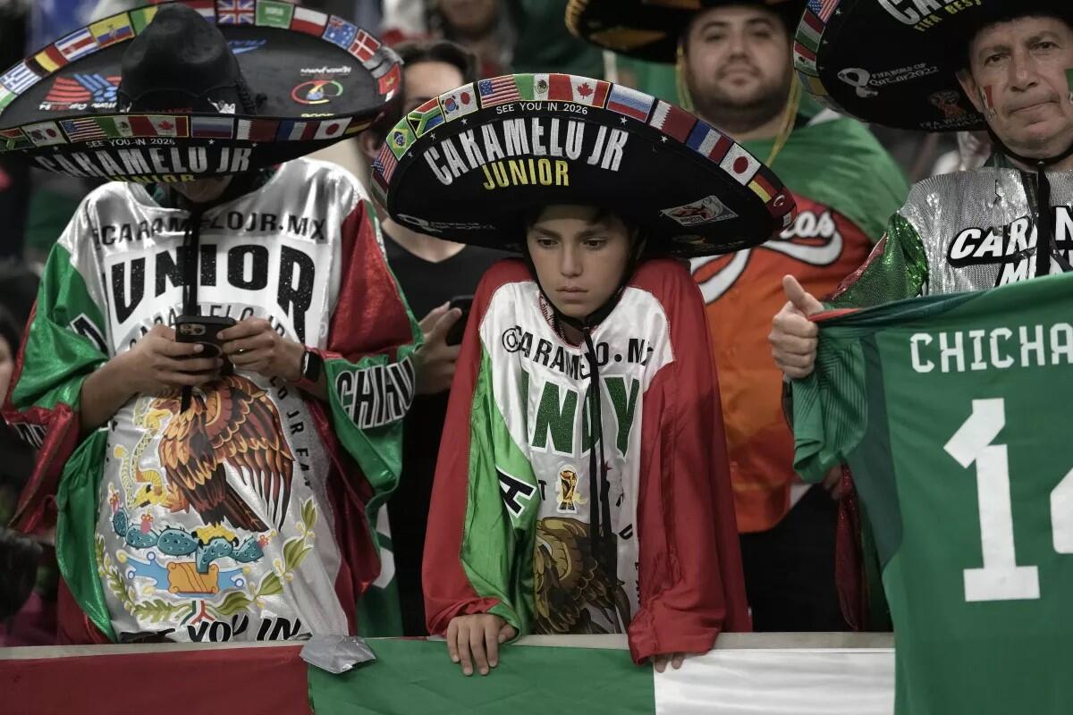 Aficionados mexicanos en Qatar al conocer la eliminación del Tri.