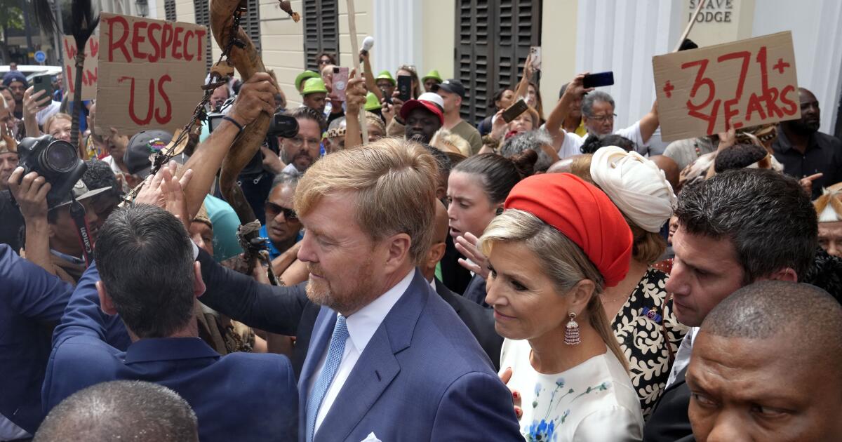 De Koning en Koningin van Nederland ontmoeten boze demonstranten als ze een slavernijmuseum in Zuid-Afrika bezoeken
