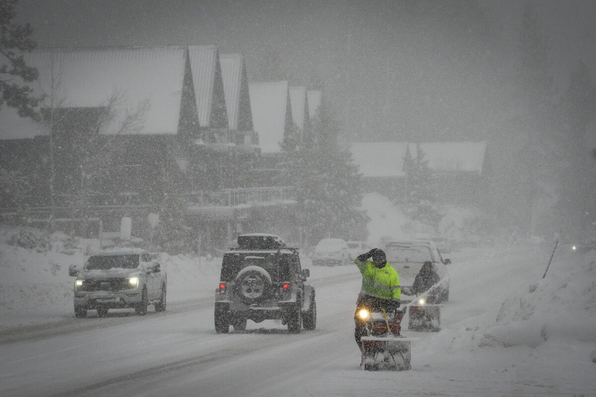 Operarios tratan de retirar la nieve de una carretera durante una nevada