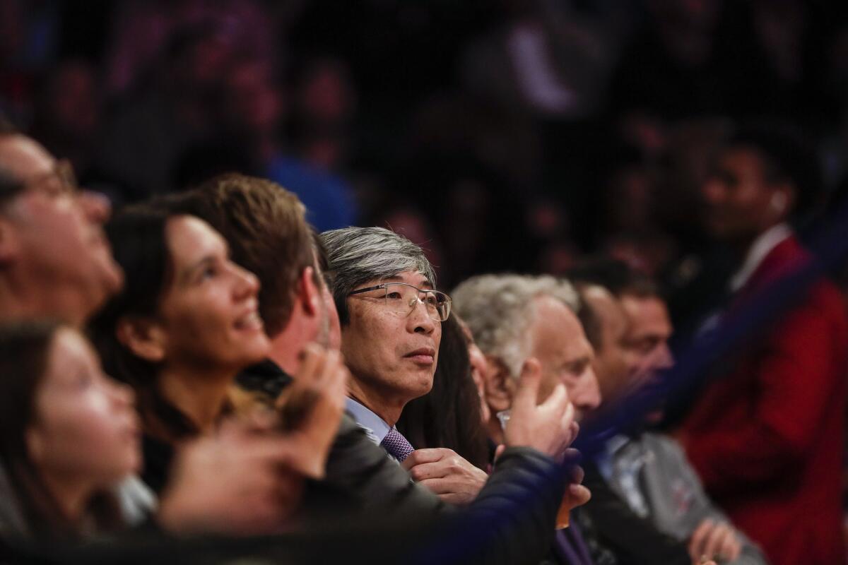 El Dr. Patrick Soon-Shiong sentado en la cancha en el juego Lakers vs. Spurs en el Staples Center, a principios de abril.