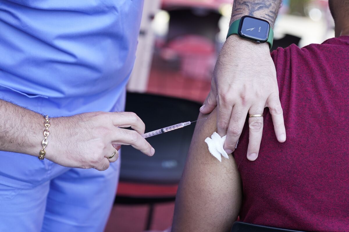 ARCHIVO - Un enfermero administra una vacuna de viruela símica en una clínica en el North Jersey 