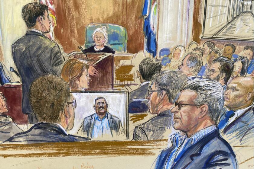 En este bosquejo artístico aparece Salah Al-Ejaili, al frente, derecha, con anteojos, experiodista de Al-Jazeera, ante el tribunal de distrito de Estados Unidos en Alexandria, Virginia, el martes 16 de abril de 2024. Al-Ejaili ha testificado sobre abusos que sufrió cuando estuvo detenido de la prisión de Abu Ghraib, en Irak. (Dana Verkouteren vía AP)