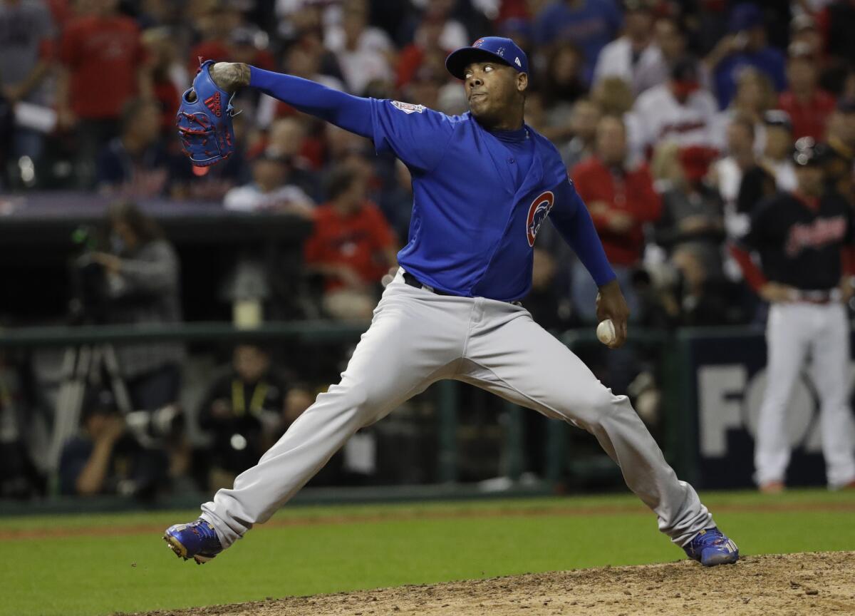 El pitcher relevista de los Cachorros de Chicago Aroldis Chapman lanza en el octavo inning del Juego 6 de su serie de la Serie Mundial de la MLB contra los Indios de Cleveland el martes 1 de noviembre de 2016, en Cleveland. (AP Foto/David J. Phillip) ** Usable by HOY, ELSENT and SD Only **