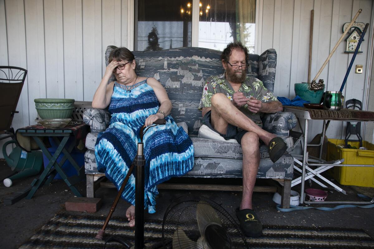 Judy y Merlyn Webber se sientan frente a su casa en Mobile Estates, en Portland, Oregon,