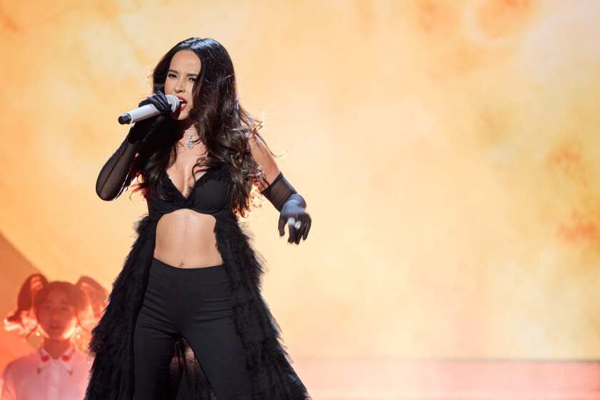 Becky G durante su acto musical en la ceremonia del Oscar