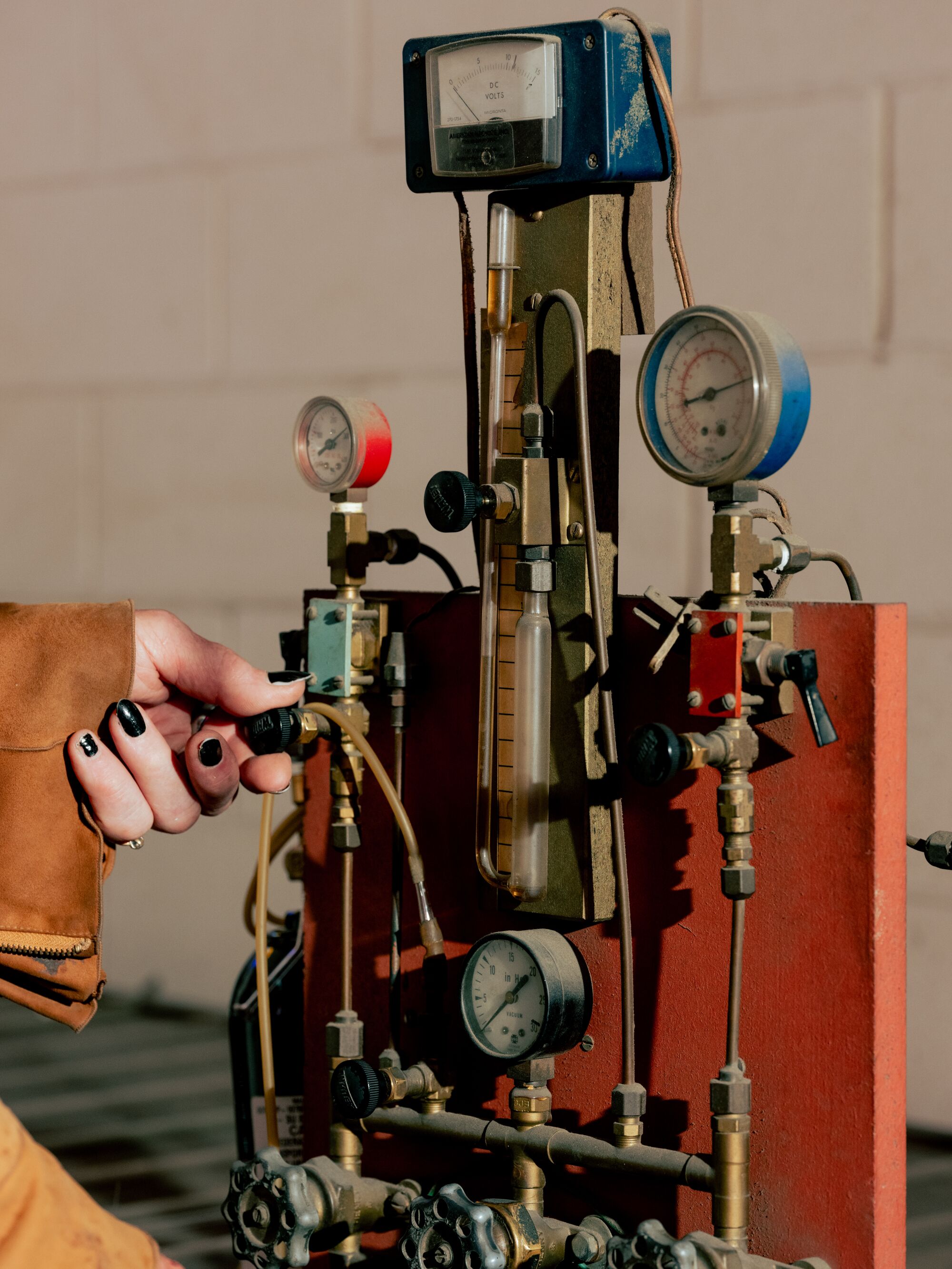 An elaborate piece of machinery with metal tubes and gauges