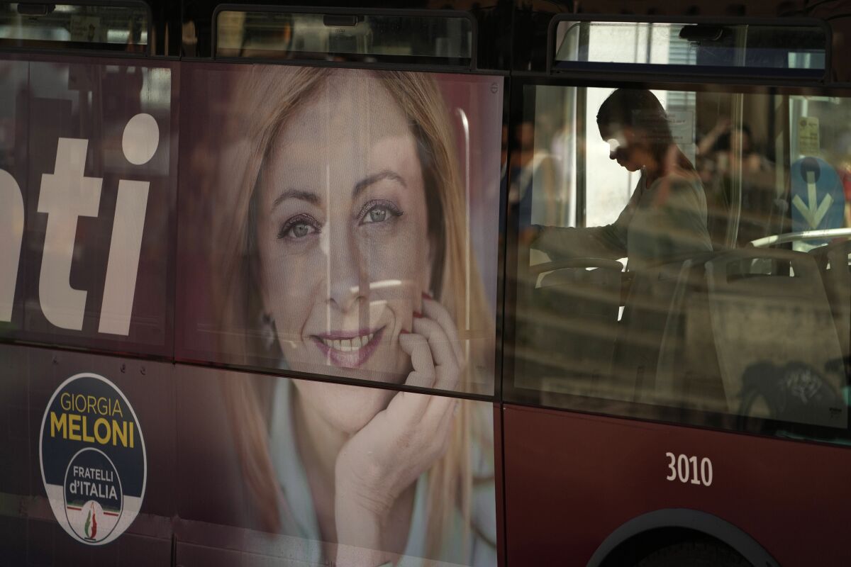 Un retrato del político italiano Giorgia Meloni al costado de un autobús