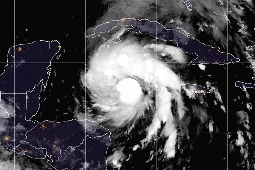 Esta imagen satelital proporcionada por la Oficina Nacional de Administración Oceánica y Atmosférica de Estados Unidos (NOAA por sus siglas en inglés) muestra la tormenta tropical Ian sobre el Caribe, el lunes 26 de septiembre de 2022. (NOAA vía AP)