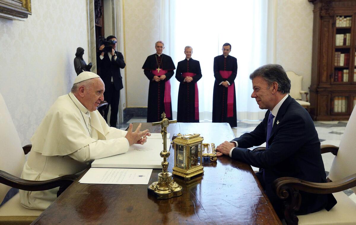 El papa Francisco conversa con el presidente de Colombia, Juan Manuel Santos, durante una audiencia privada el lunes 15 de junio de 2015 en el Vaticano. (Alessandro Di Meo/Fotografía de Pool vía AP)