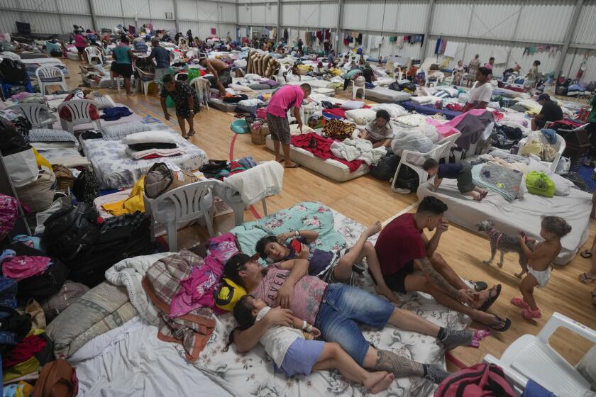 Ciudadanos descansando en un albergue designado para los afectados por las inundaciones de sus viviendas debido a las intensas lluvias, en Canoas, en el estado de Rio Grande do Sul, Brasil, el miércoles 8 de mayo de 2024. (AP Foto/Carlos Macedo)
