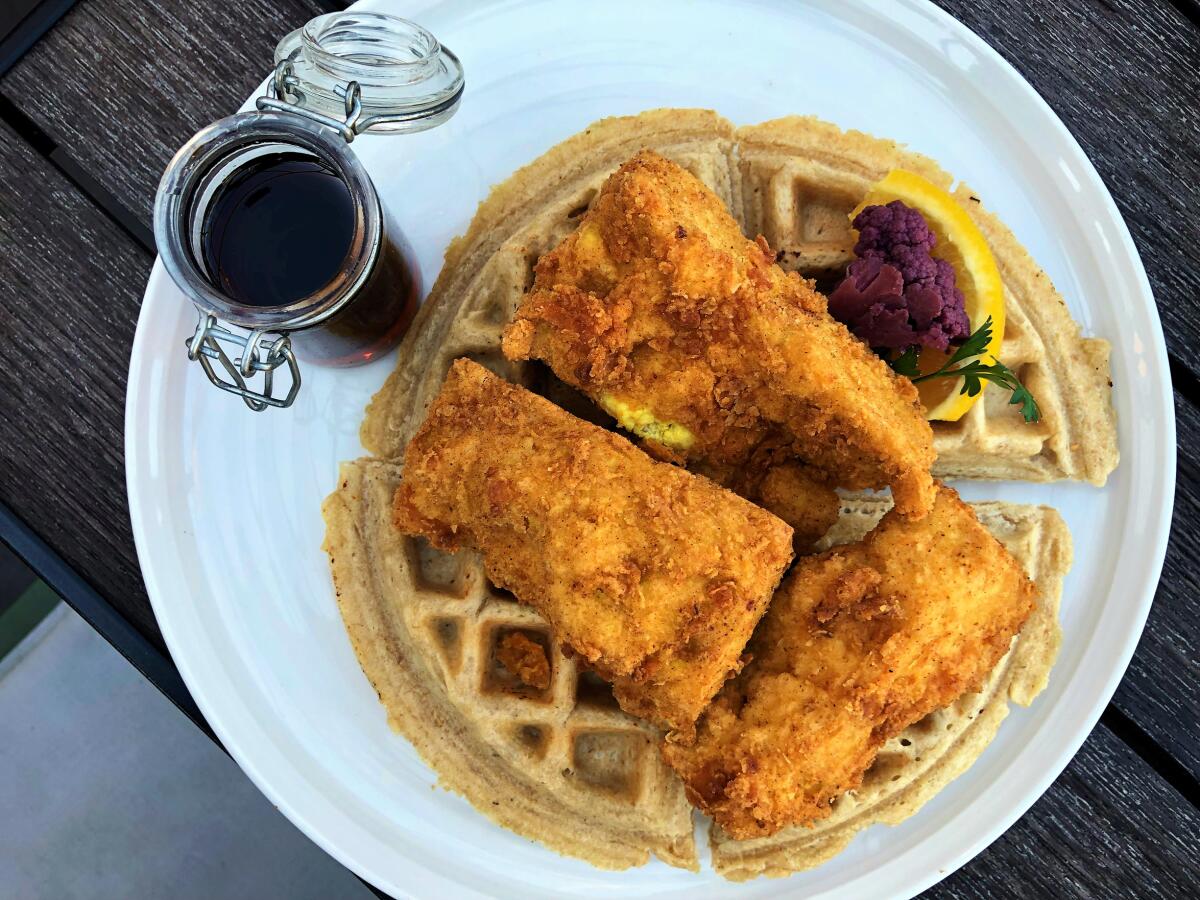 Pollo y waffles veganos en The Plot, un restaurante basado en plantas y de cero residuos en Oceanside.