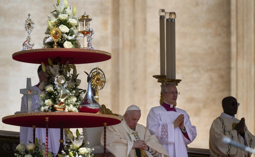 El papa Francisco se sienta junto a reliquias de diez nuevos santos en el altar de la Plaza de San Pedro del Vaticano