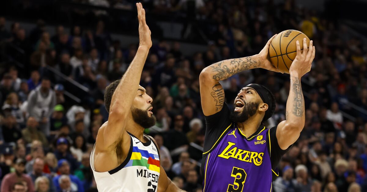 Lakers move record above .500 with second straight road win