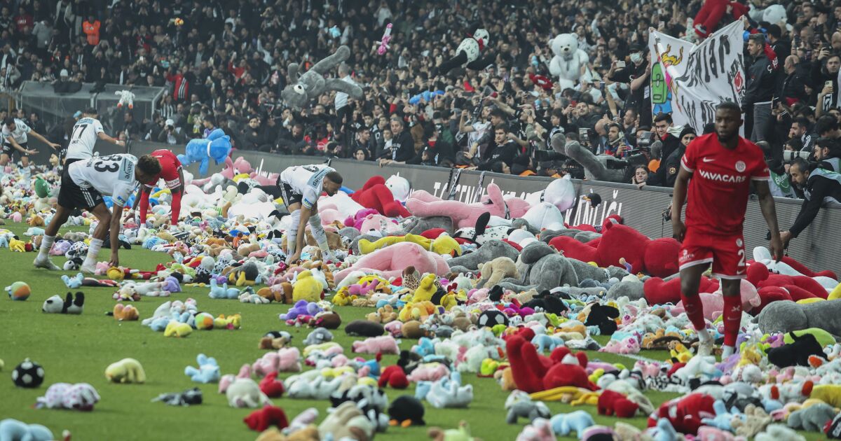 Terrain de douche de fans de football avec des jouets pour les victimes du tremblement de terre