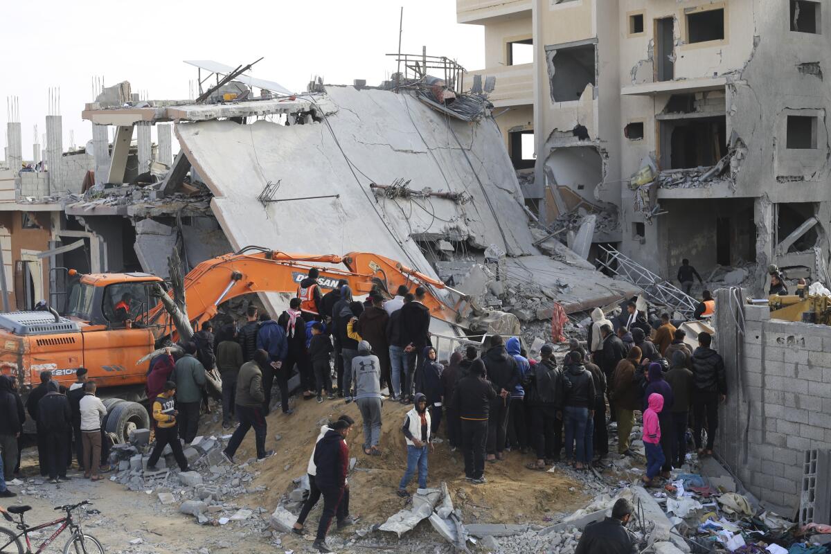 Palestinos supervisan la destrucción causada por un ataque israelí 