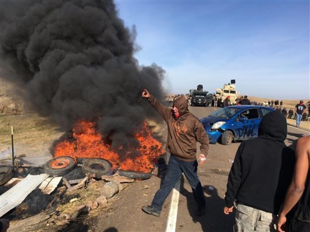 La Policía de Dakota del Norte detuvo a 141 personas entre indígenas y ecologistas en el desalojo de un campamento contra el proyecto de construcción de un oleoducto que se extendió hasta la madrugada de este viernes, informaron las autoridades.