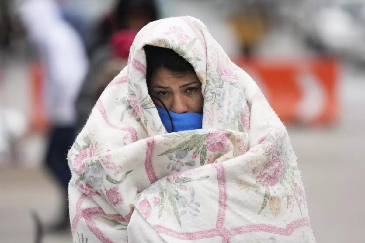 Un migrante de Venezuela camina bajo el frío