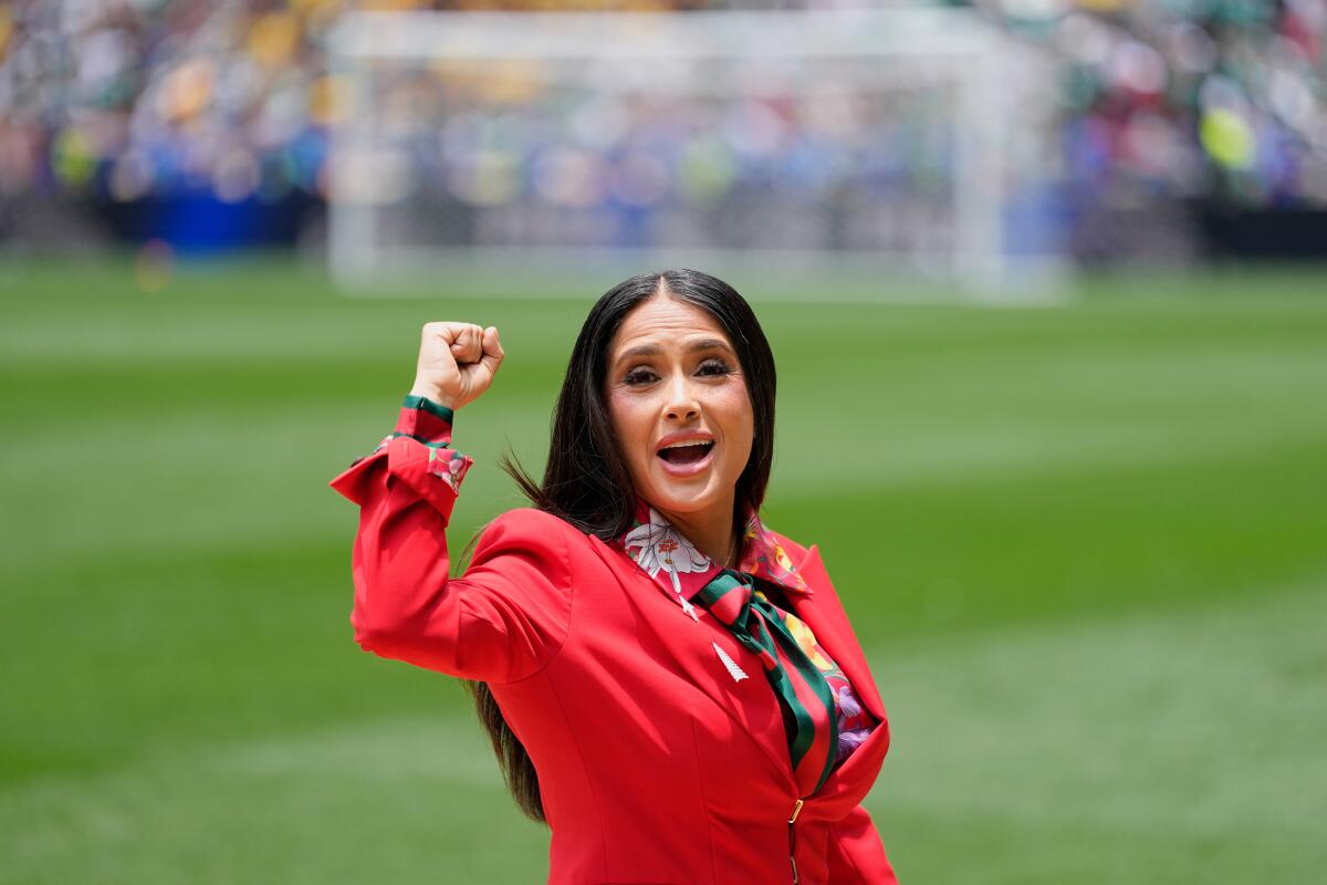 La actriz mexicana Salma Hayek hace un gesto en el campo antes del inicio del partido.