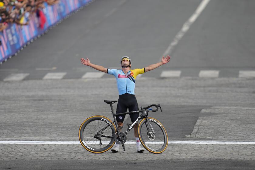 El belga Remco Evenepoel celebra su triunfo en la carrera de ruta del ciclismo de los Juegos Olímpicos el sábado 3 de agosto de 2024, en París, Francia. (AP Foto/Dar Yasin)