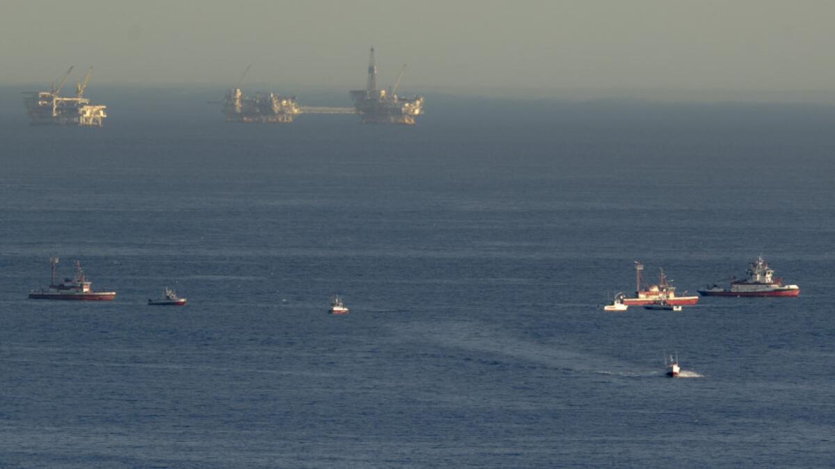 Barcos de rescate buscan los restos de dos pequeños aviones que chocaron en el aire y cayeron al océano en la costa de Los Angeles, el viernes 5 de febrero de 2016 en San Pedro, California. Las autoridades costeras cancelaron la operación de búsqueda el sábado. (Foto AP/Damian Dovarganes)