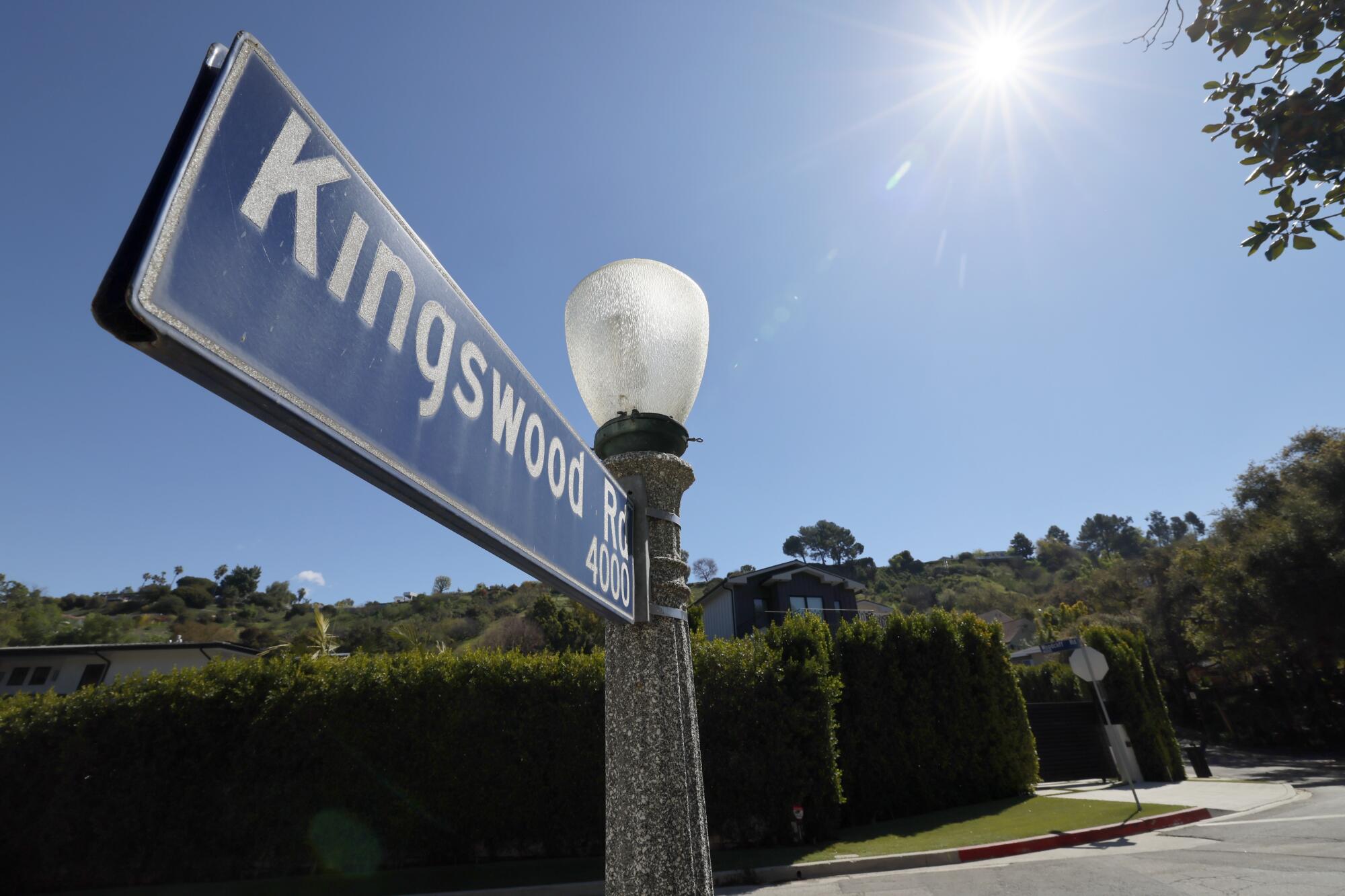 A Kingswood Road street sign.