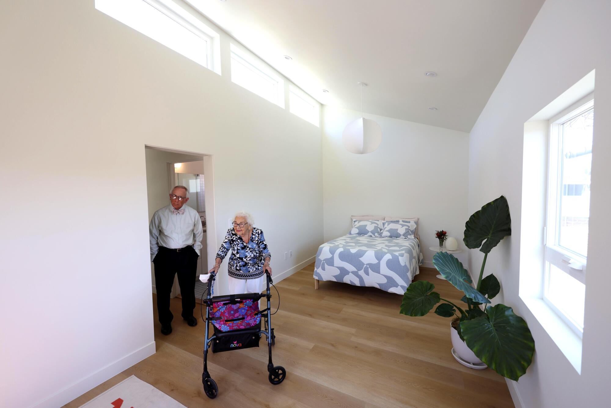 Isabel Janken y su hijo Glen, miran alrededor del dormitorio de su nueva ADU.