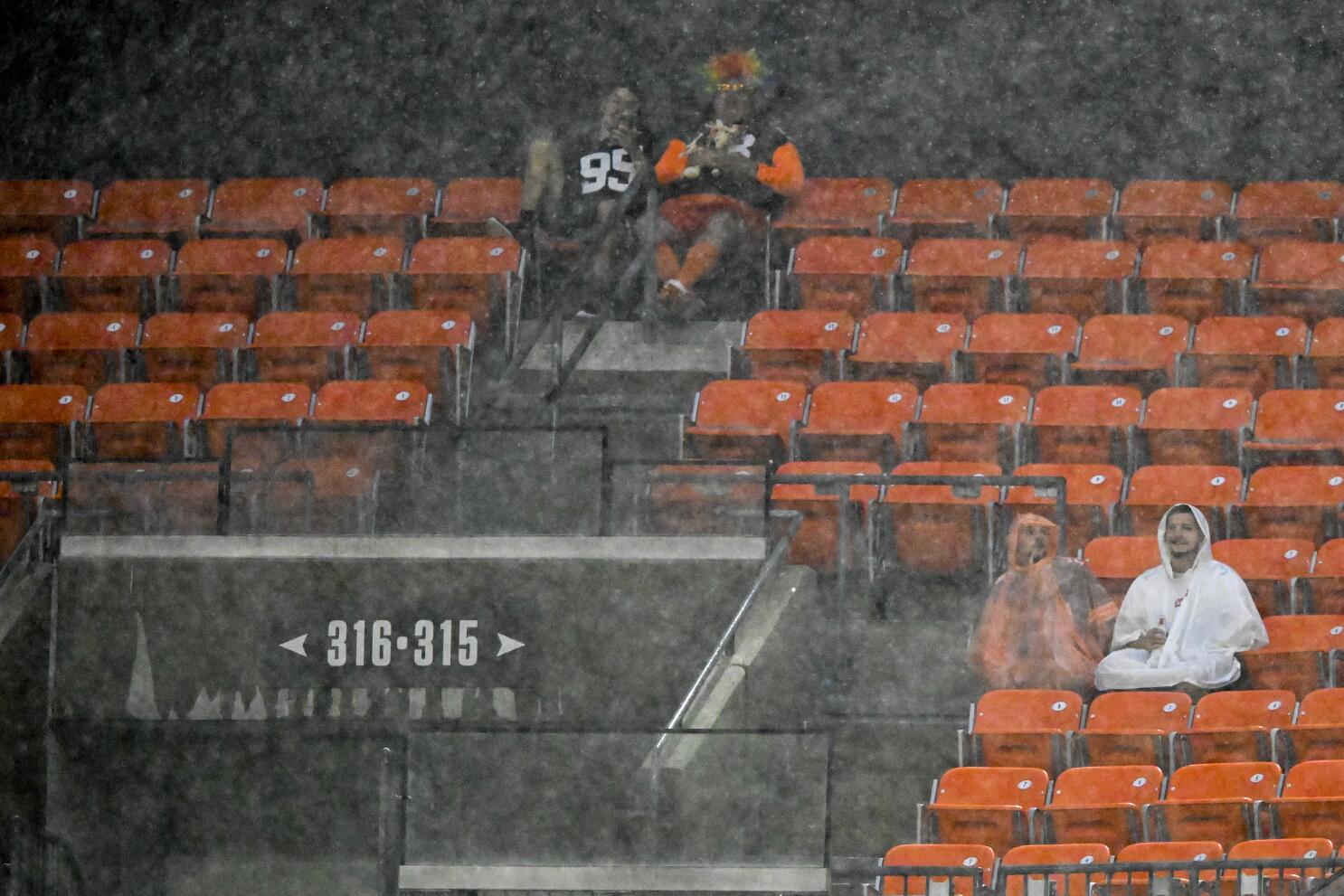 Storm, lightning delays start of exhibition between Washington Commanders  and Cleveland Browns - The San Diego Union-Tribune