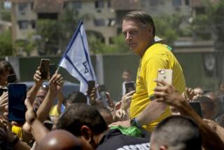ARCHIVO - El expresidente brasileño Jair Bolsonaro es rodeado por sus simpatizantes en un evento de campaña el 16 de marzo de 2024, en Río de Janeiro. (AP Foto/Silvia Izquierdo, Archivo)