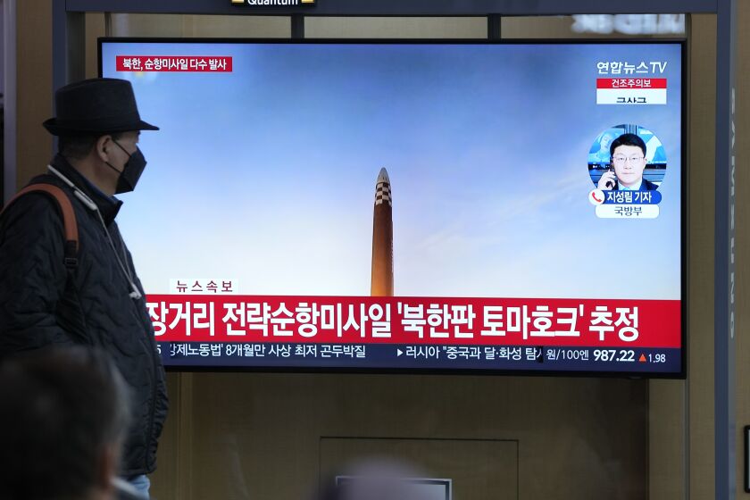 En una pantalla de televisión se muestra un noticiero que reporta un lanzamiento de misiles de Corea del Norte, en la estación de tren de Seúl, en Corea del Sur, el 22 de marzo de 2023. (AP Foto/Lee Jin-man)