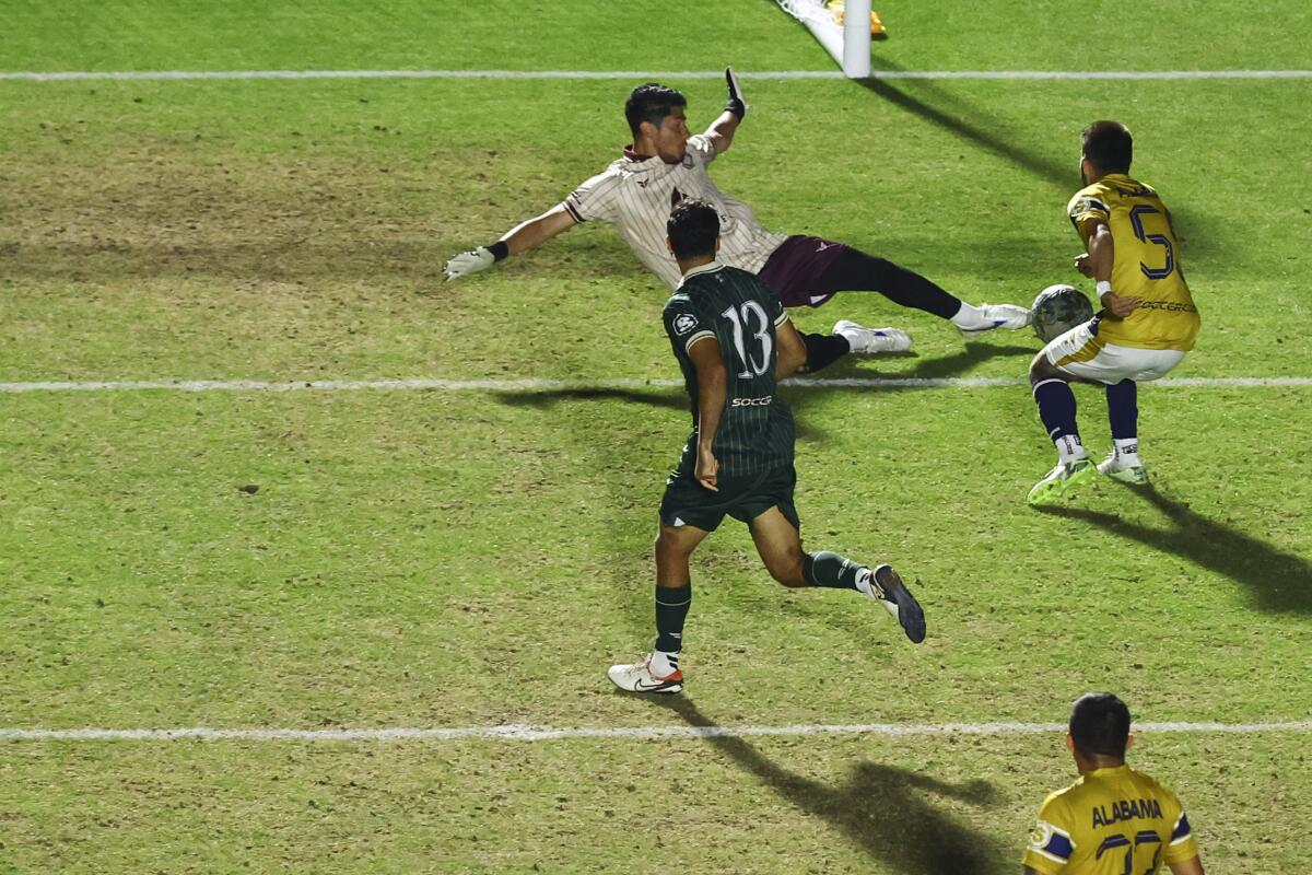 Brandon Gómez (arriba) va por un balón en la final del torneo TST 2025.