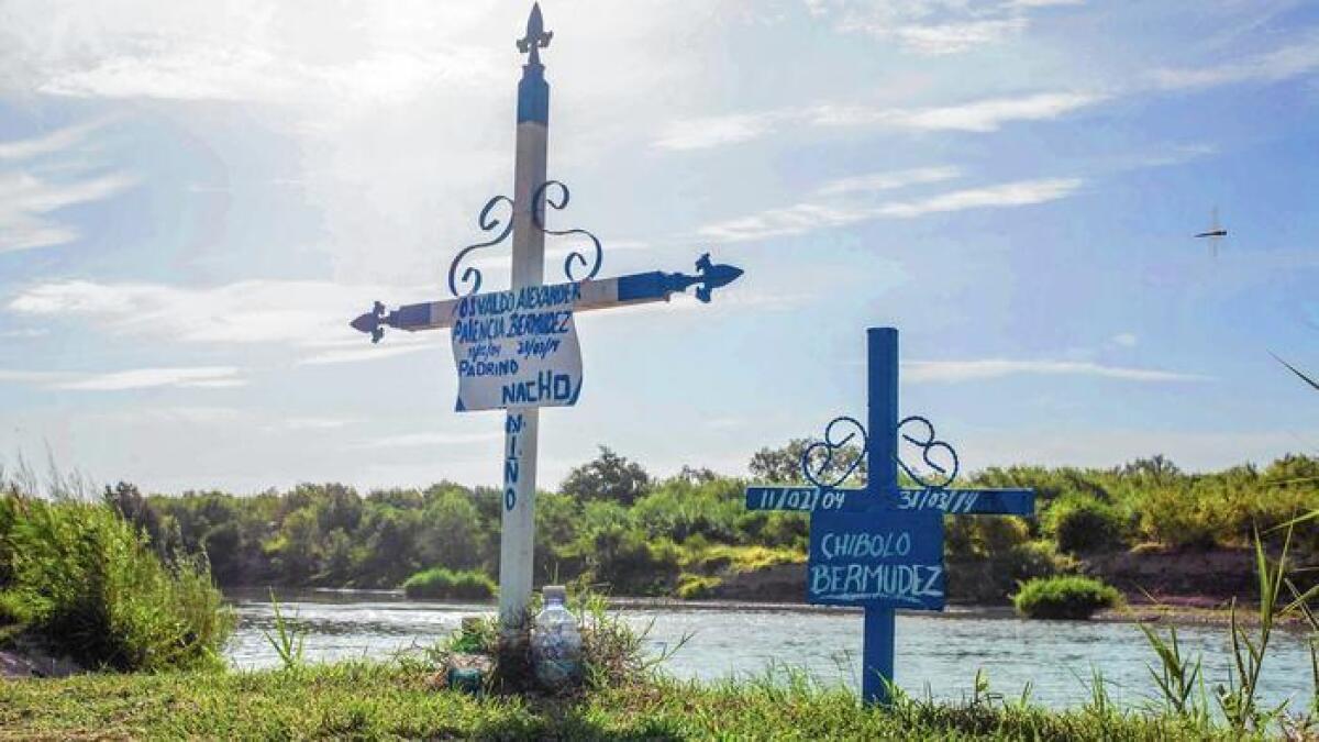 Las cruces marcan el lugar donde dos niños se ahogaron en el Río Grande, cerca de donde Guillermo Arévalo Pedraza, de 37 años, fue asesinado a tiros por un agente de la Patrulla Fronteriza, el 3 de septiembre de 2012. Los testigos dijeron que Arévalo estaba en una fiesta familiar cuando ocurrió el asesinato.