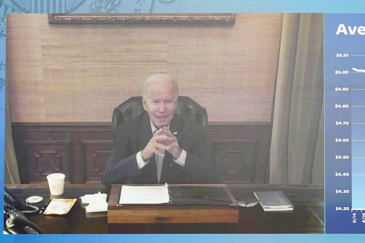 El presidente estadounidense Joe Biden habla via video en una reunión con su equipo económico