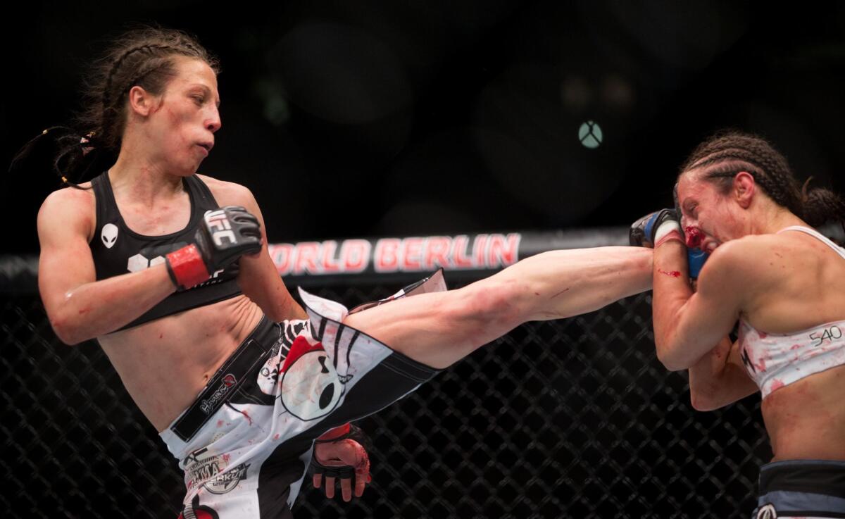 Joanna Jedrzejczyk pate a Jessica Penne, en la pelea de UFC celebrada en Berlín, Alemania.
