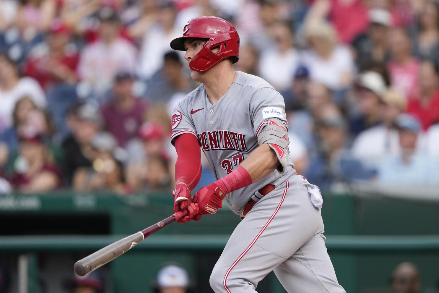 Joey Votto hits a two-run home run to snap an 0-for-21 drought as the Reds  beat the Nationals