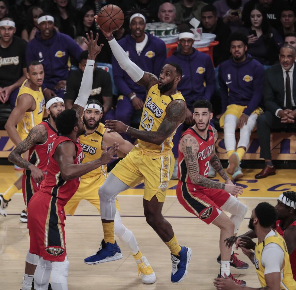 LOS ANGELES, CA, FRIDAY, JANUARY 3, 2020 - Los Angeles Lakers forward LeBron James (23) lofts an alley top pass to teammate Anthony Davis against the New Orleans Pelicans at Staples Center. (Robert Gauthier/Los Angeles Times)
