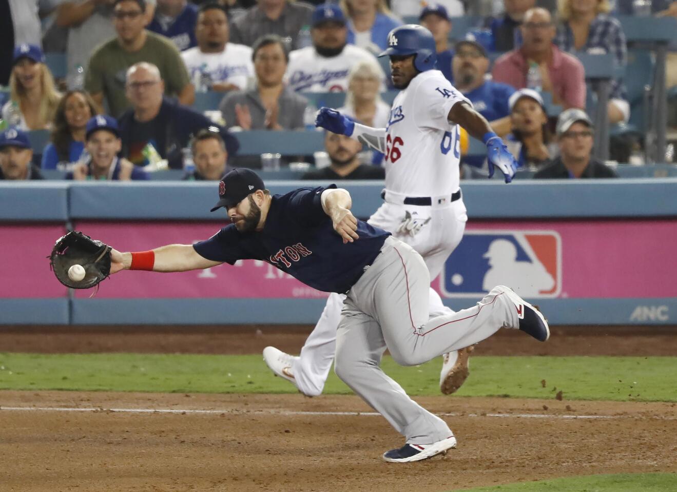 MCX01. Los Angeles (United States), 26/10/2018.- Boston Red Sox first baseman Mitch Moreland (L) comes off the bag to catch an errant throw on an infield single by Los Angeles Dodgers batter Yasiel Puig in the bottom of the seventh inning of game three of the World Series at Dodger Stadium in Los Angeles, California, USA, 26 October 2018. The Red Sox lead the best-of-seven series 2-0 to determine the champion of Major League Baseball. (Estados Unidos) EFE/EPA/JOHN G. MABANGLO ** Usable by HOY and SD Only **