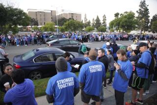 San Diego, California - October 04: Outside Kaiser Permanente Zion Medical Center hundreds of workers have begun to walk off the job in Mission Valley on Wednesday, Oct. 4, 2023 in San Diego, California. (Alejandro Tamayo / The San Diego Union-Tribune)