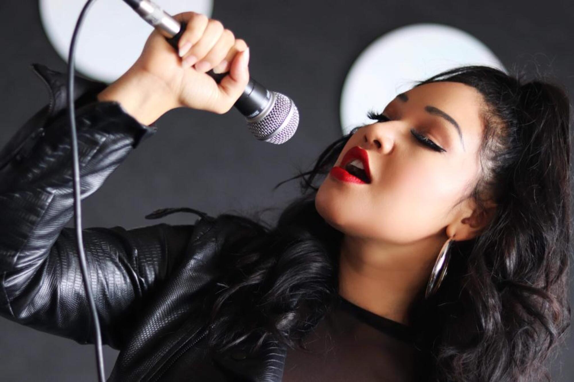 Tina Aldana, cantante tejana, le rinde tributo a Selena Quintanilla en los escenarios desde hace varios años.