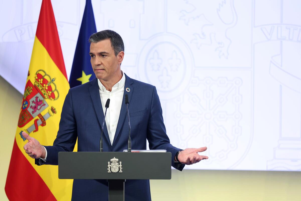 El presidente del gobierno español, Pedro Sánchez, habla durante una conferencia de prensa 