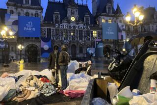 Vistazo del campamento improvisado de desamparados frente al Ayuntamiento de París, el 3 de abril de 2024. (Foto AP/Nicolas Garriga)