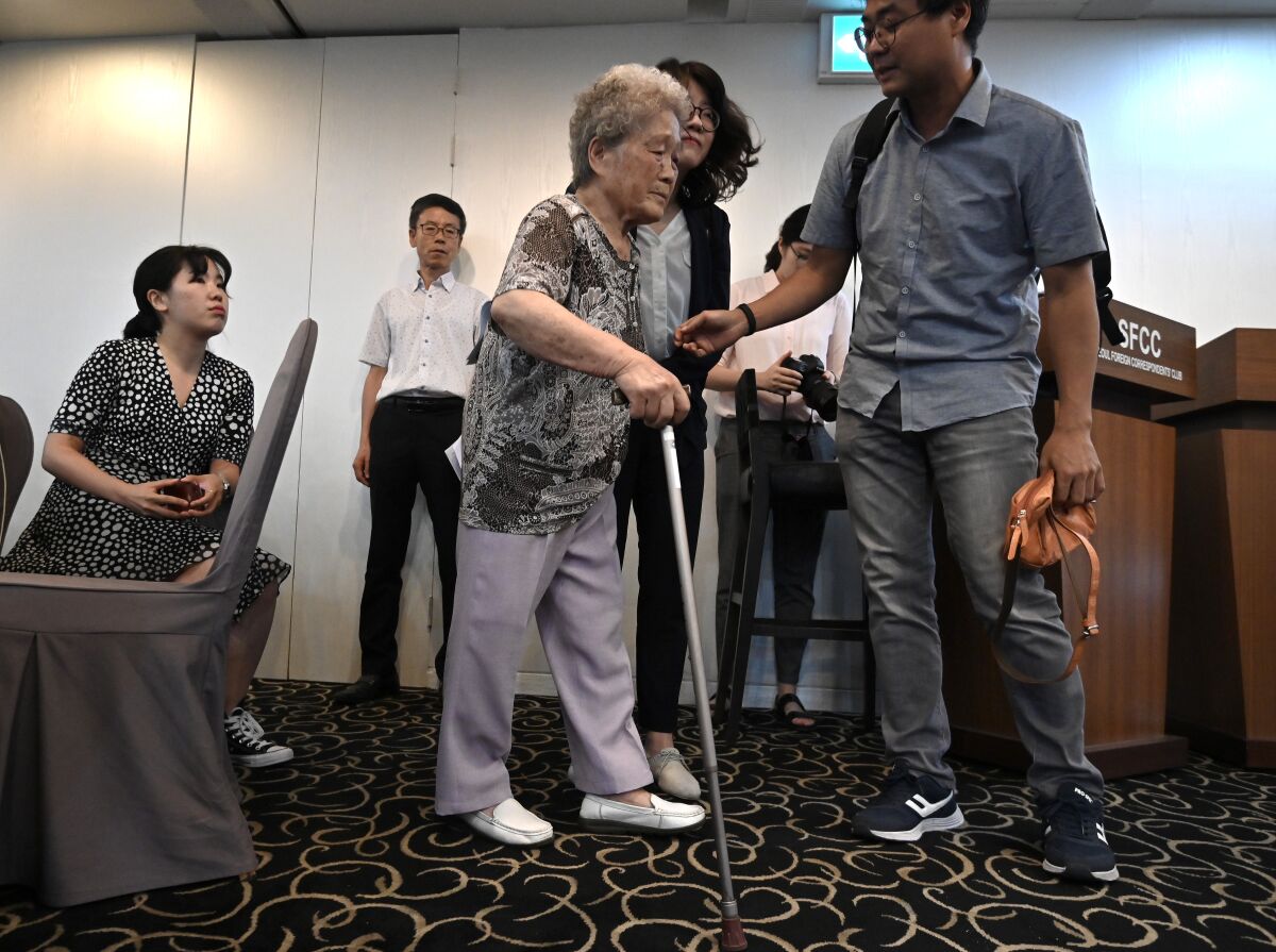 Kim Jeong-ju, center, a victim of forced labor in WWII, at the Seoul Foreign Correspondents' Club on Aug. 14.