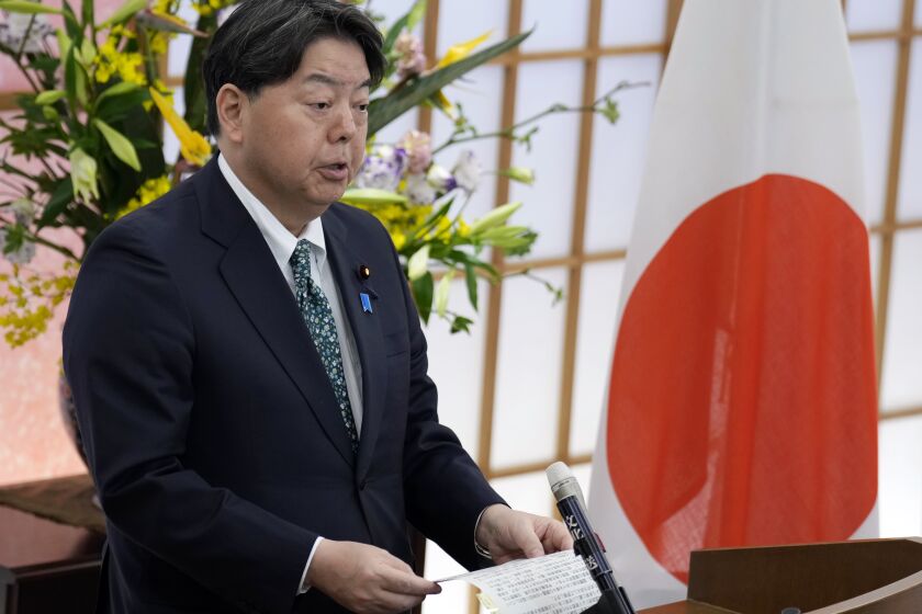 ARCHIVO - El ministro de Asuntos Exteriores de Japón, Yoshimasa Hayashi, habla ante los medios de comunicación en su oficina, el 6 de marzo de 2023, en Tokio. (AP Foto/Eugene Hoshiko, Archivo)