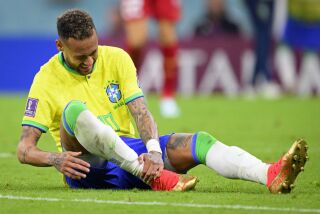 El brasileño Neymar se agarra el tobillo tras una lesión en el partido del Grupo G del Mundial que enfrentó a Brasil y Serbia, en el estadio de Lusail, en Lusail, Qatar, el 24 de noviembre de 2022. (Laurent Gillieron/Keystone via AP)