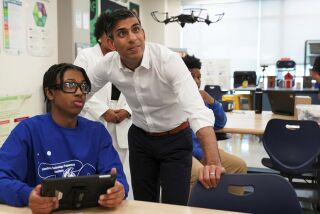 El primer ministro británico Rishi Sunak observa la operación de un dron al visitar una escuela en Washington, el 7 de junio de 2023. (Kevin Lamarque/Pool Photo via AP)