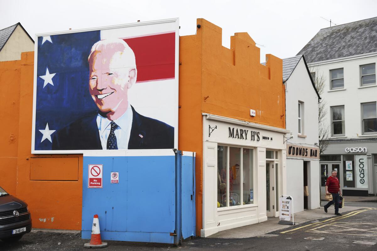 Un mural del presidente Joe Biden en el costado de una tienda en Ballina, Irlanda,