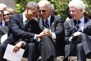 El presidente Barack Obama, el vicepresidente Joe Biden y el expresidente Bill Clinton asisten a un servicio en memoria del senador Robert Byrd, 2 de julio de 2010, en el Capitolio de Virginia Occidental. (Foto AP/Charles Dharapak, Archivo)